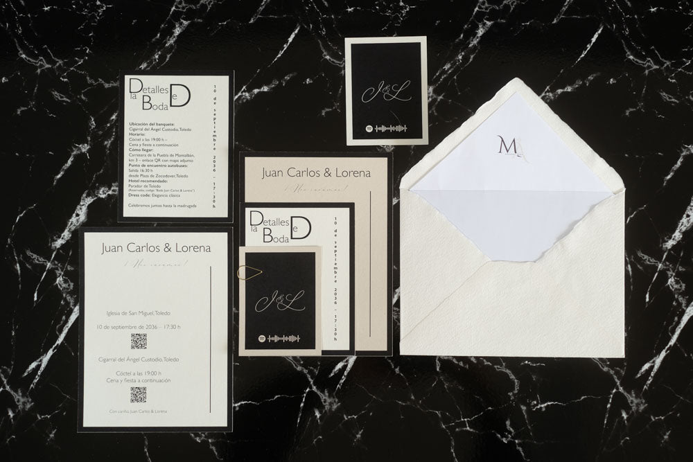 Set completo de invitaciones de boda Colección Marcasita en color marfil con tarjetas de detalles y sobre artesanal forrado.