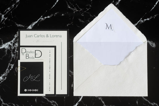 Invitación de boda Colección Marcasita en color nieve con sobre artesanal hecho a mano y forro interior personalizado.