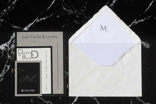 Invitación de boda Marcasita en color ceniza con tres tarjetas y sobre artesanal hecho a mano con forro interior.