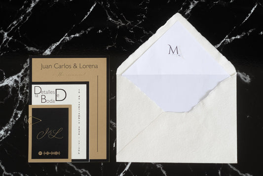 Invitación de boda Colección Marcasita en color arena con sobre artesanal forrado hecho a mano.