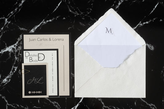 Invitación de boda Colección Marcasita en color marfil con sobre artesanal hecho a mano y diseño elegante.
