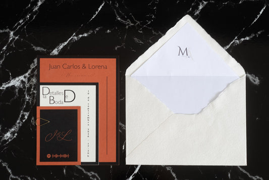 Invitación de boda Colección Marcasita en color terracota con sobre artesanal forrado hecho a mano.
