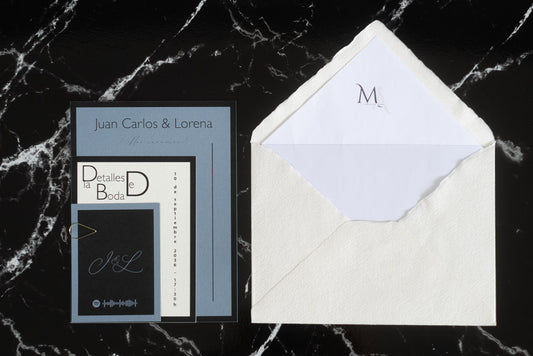 Invitación de boda Colección Marcasita en color bruma con sobre artesanal forrado hecho a mano.