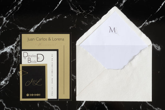 Invitación de boda Colección Marcasita en color miel con sobre artesanal hecho a mano, diseño elegante y tipografía personalizada.