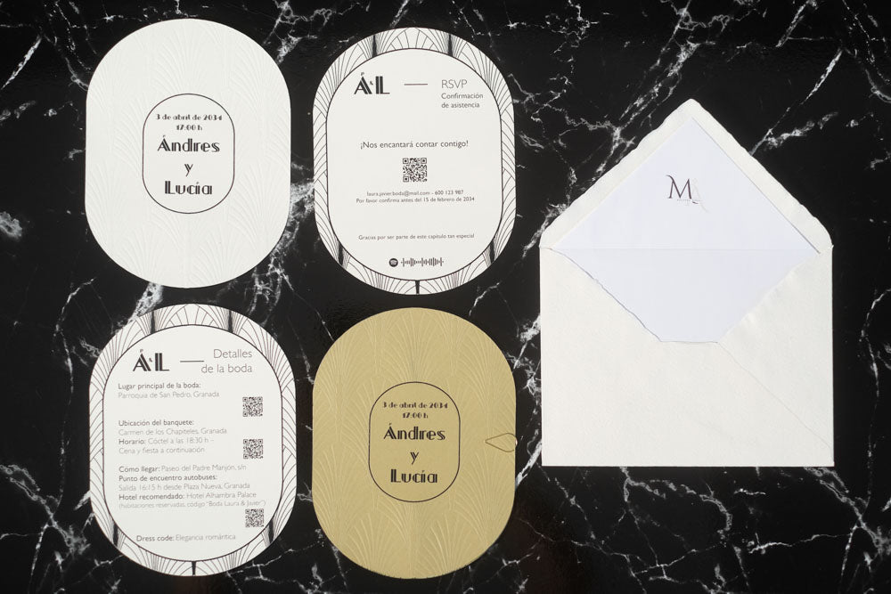 Set completo de invitaciones de boda ovaladas en tonos dorado y blanco, con tarjetas principales, de detalles y RSVP, junto a sobre artesanal blanco con forro interior.