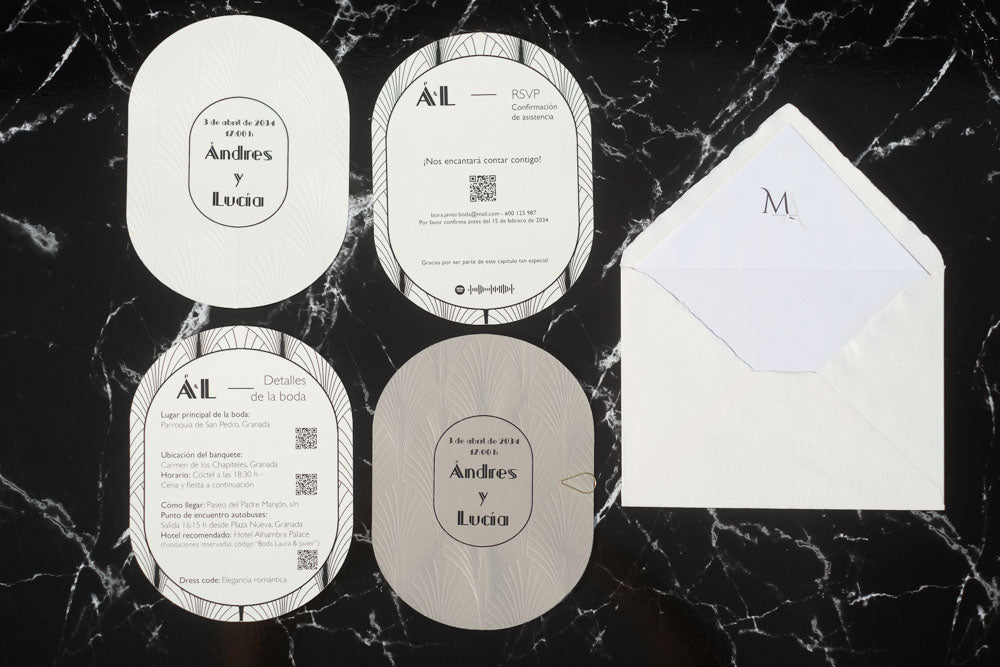 Set completo de invitaciones de boda ovaladas en gris claro y blanco, que incluye tarjeta principal, tarjeta de detalles, RSVP y sobre artesanal blanco con forro interior.