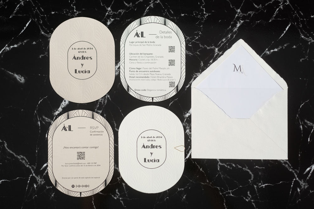Set completo de la invitación de boda Ónix en color nieve, con tarjetas ovaladas para los novios, detalles de la boda y confirmación RSVP, acompañado de sobre artesanal blanco con forro interior.