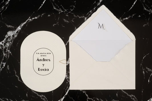 Invitación de boda Ónix en color nieve con tipografía elegante en negro y sobre artesanal blanco con forro interior personalizado.