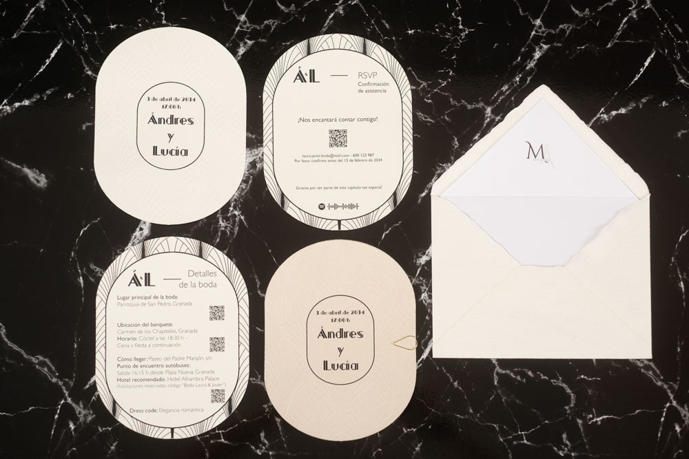 Set completo de invitaciones de boda ovaladas en color marfil, que incluye tarjeta principal, tarjeta de detalles, RSVP y sobre artesanal blanco con forro interior.